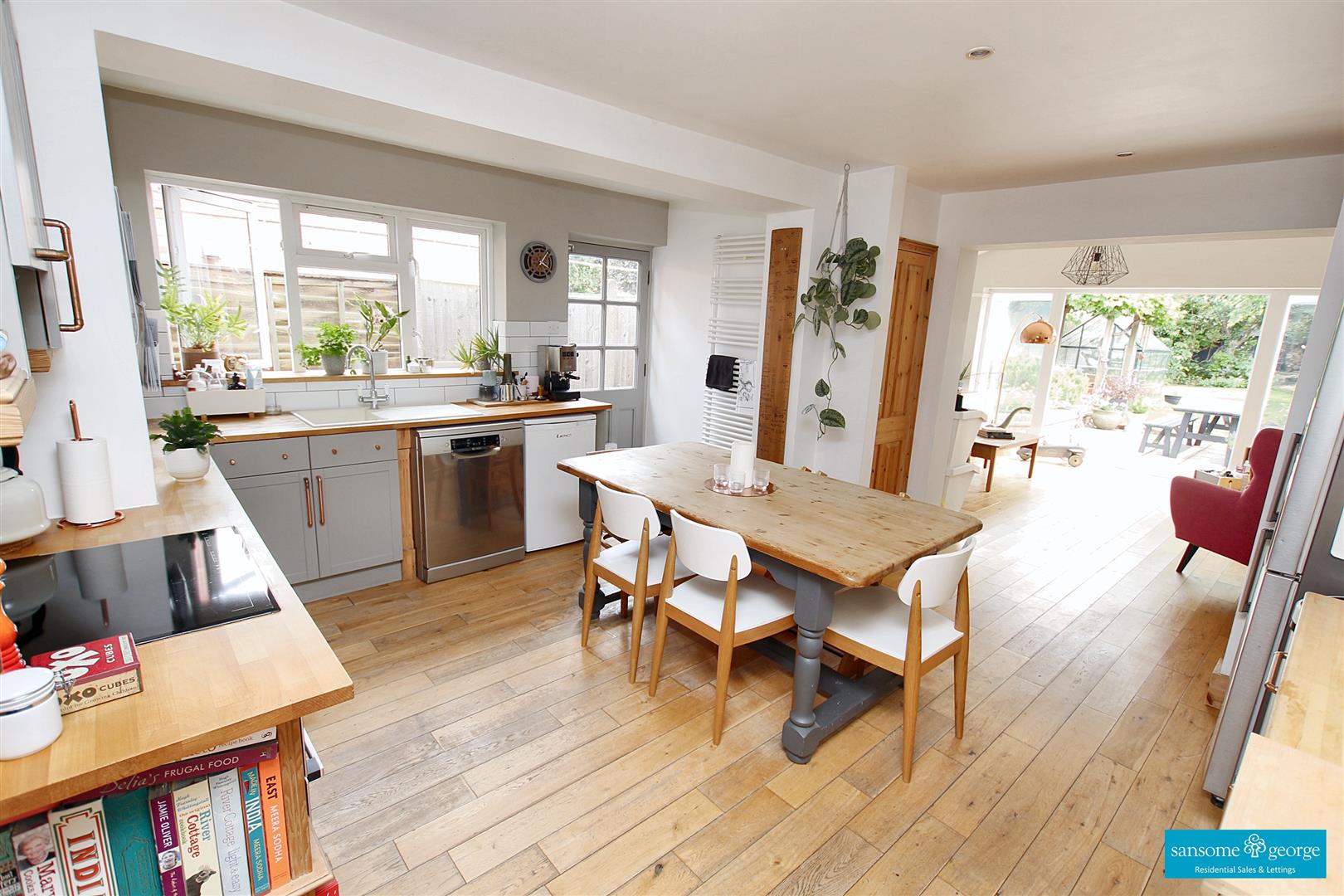 4 bed property in Victoria Road, Tilehurst